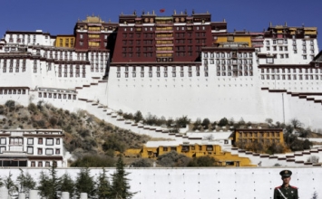 Khoảnh khắc đời thường ở đất Phật Tây Tạng